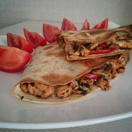 Кесадилия с курицей, печеным перцем и томатной сальсой